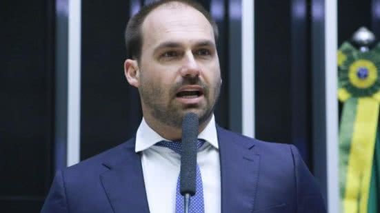 A nova Lei de Defesa do Estado Democrático de Direito é citada no documento, apontando indícios de crimes cometidos por Eduardo Bolsonaro. - Divulgação