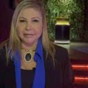 Tia Carmen, com bom humor, redefine o papel das garotas de programa e transforma a experiência em seu cabaré em um evento social. - Divulgação