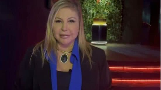 Tia Carmen, com bom humor, redefine o papel das garotas de programa e transforma a experiência em seu cabaré em um evento social. - Divulgação