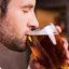 A Heineken busca aumentar sua participação de mercado, enquanto a Ambev enfrenta desafios para manter suas margens de lucro. - Divulgação