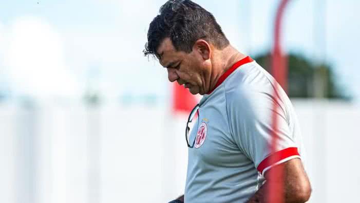 Com 8 vitórias, 3 empates e 6 derrotas, Moacir Júnior deixa o cargo e América mira retorno à Série C. - Divulgação