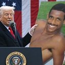 O ensaio nu de Vampeta, feito em 1999, se torna símbolo de protesto contra Donald Trump nas redes sociais brasileiras. - Divulgação