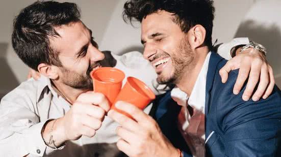 Homens que se dizem heterossexuais, mas têm relações com outros homens, revelam novas dinâmicas sociais. - Divulgação