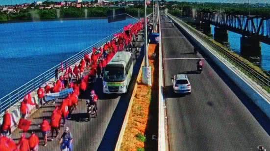 A Polícia Rodoviária Federal monitora a manifestação para garantir a segurança dos participantes e motoristas na região. - Divulgação