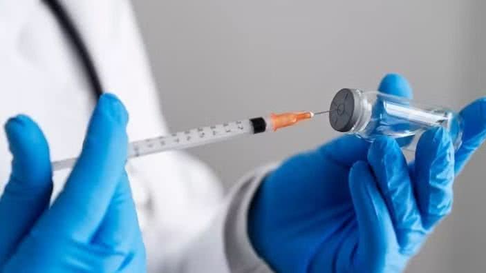 Vacina estimula sistema imunológico a combater células cancerígenas, oferecendo nova esperança para pacientes com câncer. - Divulgação