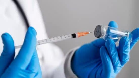 Vacina estimula sistema imunológico a combater células cancerígenas, oferecendo nova esperança para pacientes com câncer. - Divulgação