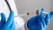 Vacina estimula sistema imunológico a combater células cancerígenas, oferecendo nova esperança para pacientes com câncer. - Divulgação