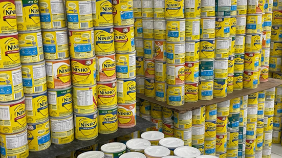 Ao todo, serão distribuídas 6 toneladas de cereais e 800 latas de leite a diversas entidades - Divulgação/SEMTAS