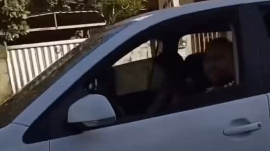 Taxista ajuda mulher a alcançar o carro do marido, resultando em um momento tenso e revelador que se espalhou pela internet. - Divulgação