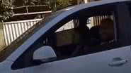 Taxista ajuda mulher a alcançar o carro do marido, resultando em um momento tenso e revelador que se espalhou pela internet. - Divulgação