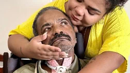 Apesar das complicações, Arlindo Cruz está acordado e cercado por familiares, segundo comunicado oficial da família. - Divulgação