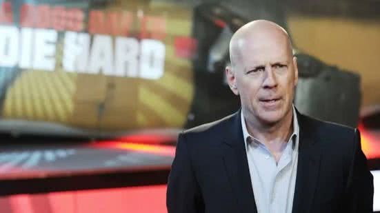 Ator Bruce Willis, diagnosticado com demência frontotemporal, não consegue mais falar, ler ou andar, segundo informações recentes. - Divulgação