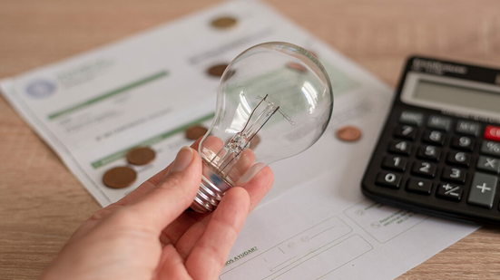 A principal razão foi a manutenção da bandeira tarifária vermelha patamar 1, com acréscimo de R$ 4,46 a cada 100 kWh consumidos - Reprodução/Internet