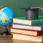 O estande conta com vídeos institucionais e livros didáticos utilizados nos programas Se Liga e Acelera (em parceria com o Instituto Ayrton Senna) - Reprodução/Internet