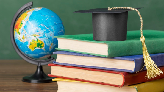 O estande conta com vídeos institucionais e livros didáticos utilizados nos programas Se Liga e Acelera (em parceria com o Instituto Ayrton Senna) - Reprodução/Internet