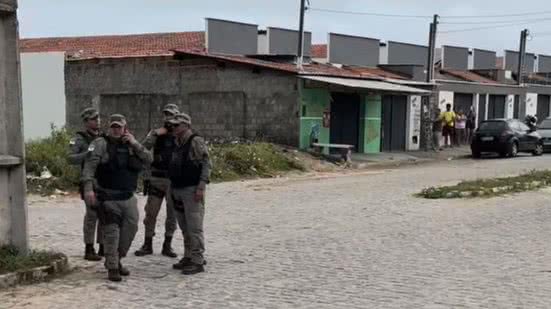 Imagens mostram a devastação na casa onde Marcelo 'Pica-Pau' se refugiou, evidenciando a gravidade da situação enfrentada pela polícia. - Divulgação