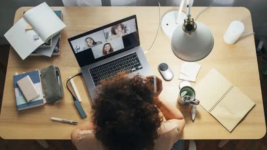Explore cinco profissões em alta no mercado digital que oferecem salários acima de R$ 8 mil mensais e a flexibilidade do trabalho remoto. - Divulgação