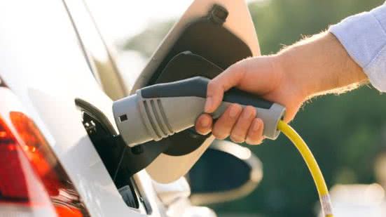 Os veículos híbridos combinam propulsão elétrica e a combustão, garantindo viagens longas sem a necessidade de recarga constante das baterias. - Divulgação