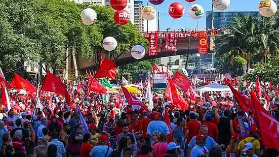 Análise de meio milhão de postagens mostra que a esquerda perde popularidade entre jovens à medida que envelhecem. - Divulgação