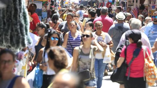 Com 60% dos entrevistados usando crédito frequentemente, o endividamento descontrolado se torna uma preocupação crescente. - Divulgação