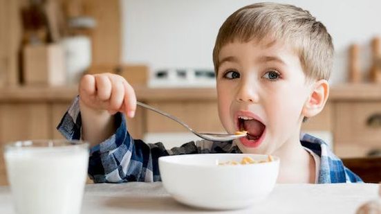 A falta de nutrientes nos ultraprocessados prejudica o equilíbrio intestinal e a função cerebral, afetando a saúde mental. - Divulgação