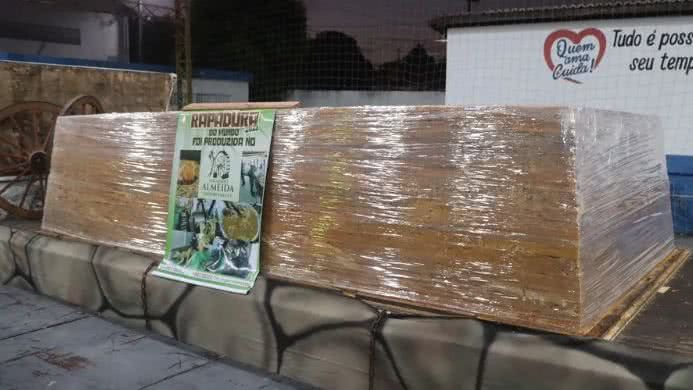 O doce gigante, que levou 11 dias para ser produzido, foi reconhecido pelo RankBrasil como um novo recorde brasileiro em Pindoretama. - Divulgação
