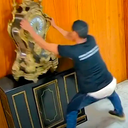 O homem foi condenado por destruir um relógio histórico do século 17 no Palácio do Planalto. - Câmera de segurança do Palácio do Planalto