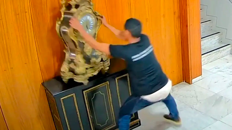 O homem foi condenado por destruir um relógio histórico do século 17 no Palácio do Planalto. - Câmera de segurança do Palácio do Planalto