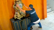 O homem foi condenado por destruir um relógio histórico do século 17 no Palácio do Planalto. - Câmera de segurança do Palácio do Planalto