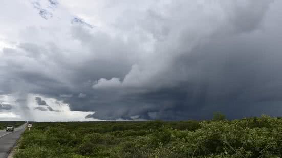 Chuva em Natal causa alagamentos - Elisa Elsie