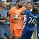O atacante João Pedro do Chelsea foi o centro da confusão, com o técnico do PSG, Luis Enrique, agredindo-o durante o tumulto. - Reprodução/Getty Images