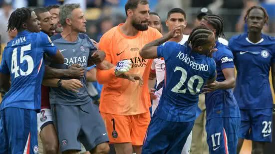 O atacante João Pedro do Chelsea foi o centro da confusão, com o técnico do PSG, Luis Enrique, agredindo-o durante o tumulto. - Reprodução/Getty Images