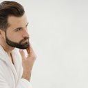 Especialistas afirmam que a barba não é o problema, mas a falta de cuidados; práticas simples podem manter a saúde da pele e dos pelos. - Reprodução/FreePik