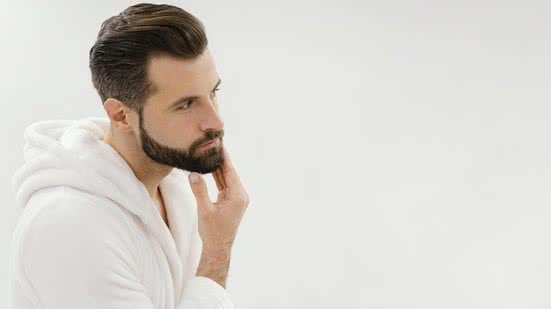 Especialistas afirmam que a barba não é o problema, mas a falta de cuidados; práticas simples podem manter a saúde da pele e dos pelos. - Reprodução/FreePik