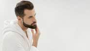 Especialistas afirmam que a barba não é o problema, mas a falta de cuidados; práticas simples podem manter a saúde da pele e dos pelos. - Reprodução/FreePik