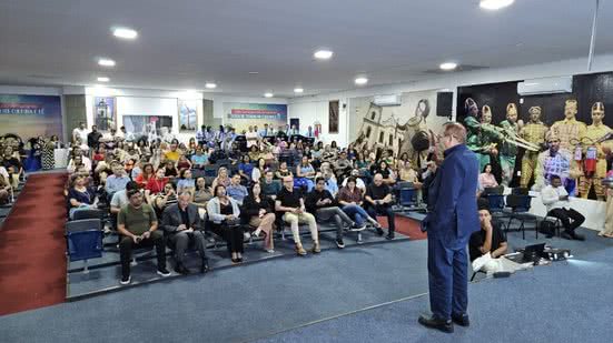 O evento de lançamento contou com a presença de autoridades locais, destacando o compromisso da gestão com a transformação educacional. - Divulgação: Prefeitura de São Gonçalo
