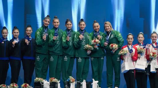O conjunto brasileiro, formado por Duda, Maria Paula, Mariana, Sofia e Nicole, brilha na série mista e garante o lugar mais alto do pódio - André Menezes