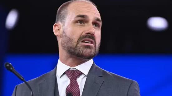 Em transmissão ao vivo, Eduardo Bolsonaro critica decisões do STF e defende a anistia para seu pai, Jair Bolsonaro - AFP