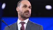 Em transmissão ao vivo, Eduardo Bolsonaro critica decisões do STF e defende a anistia para seu pai, Jair Bolsonaro - AFP