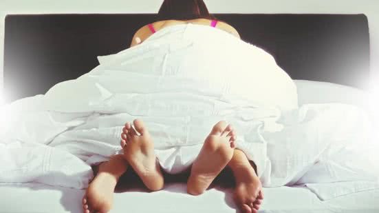 Entenda como o frio pode afetar a circulação e o prazer sexual, além de dicas para apimentar a relação durante os meses gelados - Reprodução