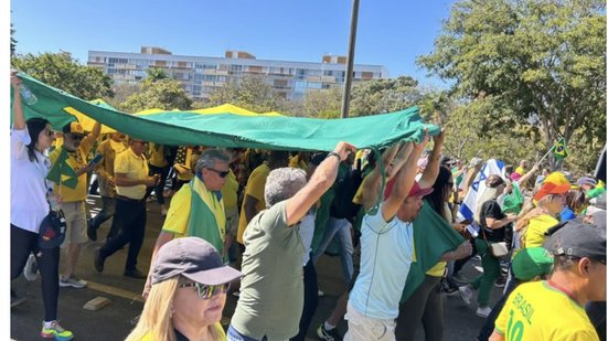Apoiadores de Jair Bolsonaro se mobilizam em Brasília para mostrar solidariedade em meio a decisões do STF e ações da Polícia Federal - Reprodução