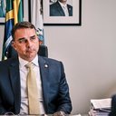 Flávio Bolsonaro classifica política externa do governo Lula como catastrófica e critica postura do ministro da Casa Civil. - Reprodução/Getty Images