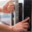 Descubra como garantir a segurança na sua cozinha evitando itens perigosos no micro-ondas e aproveitando suas funcionalidades. - Divulgação