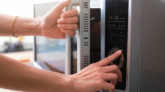 Descubra como garantir a segurança na sua cozinha evitando itens perigosos no micro-ondas e aproveitando suas funcionalidades. - Divulgação