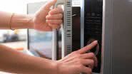 Descubra como garantir a segurança na sua cozinha evitando itens perigosos no micro-ondas e aproveitando suas funcionalidades. - Divulgação