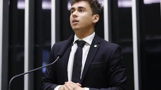 Nikolas Ferreira cita o Artigo 5º da Constituição para criticar a decisão do STF sobre manifestações pacíficas. - Reprodução/Facebook