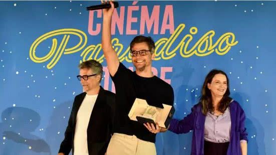 Juliette Binoche entrega prêmio a Wagner Moura em evento especial no Louvre - Reprodução
