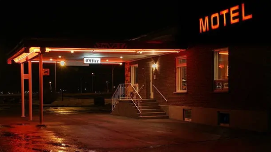 Flagra em motel termina em tentativa de atropelamento - Reprodução