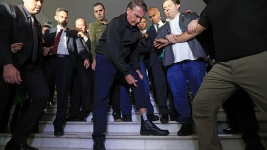 Bolsonaro, ao deixar a Câmara, defendeu sua inocência e criticou as ações contra ele, enquanto um deputado se feriu no tumulto. - Divulgação