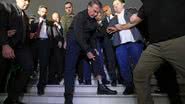 Bolsonaro, ao deixar a Câmara, defendeu sua inocência e criticou as ações contra ele, enquanto um deputado se feriu no tumulto. - Divulgação
